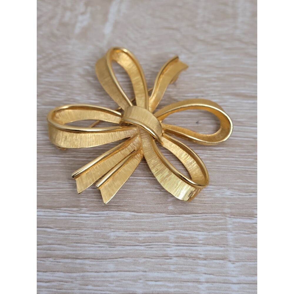Monet Gold Tone Ribbon Bow Brooch Pin Costume Vintage Jewelry 2.5" Collectible